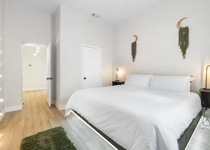 The Lantana Leisure - A Lavish Vibe Holiday home Pensacola