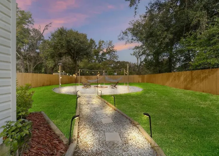 The Lantana Leisure - A Lavish Vibe Holiday home Pensacola