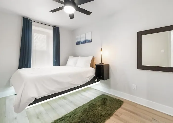 The Lantana Leisure - A Lavish Vibe Holiday home Pensacola